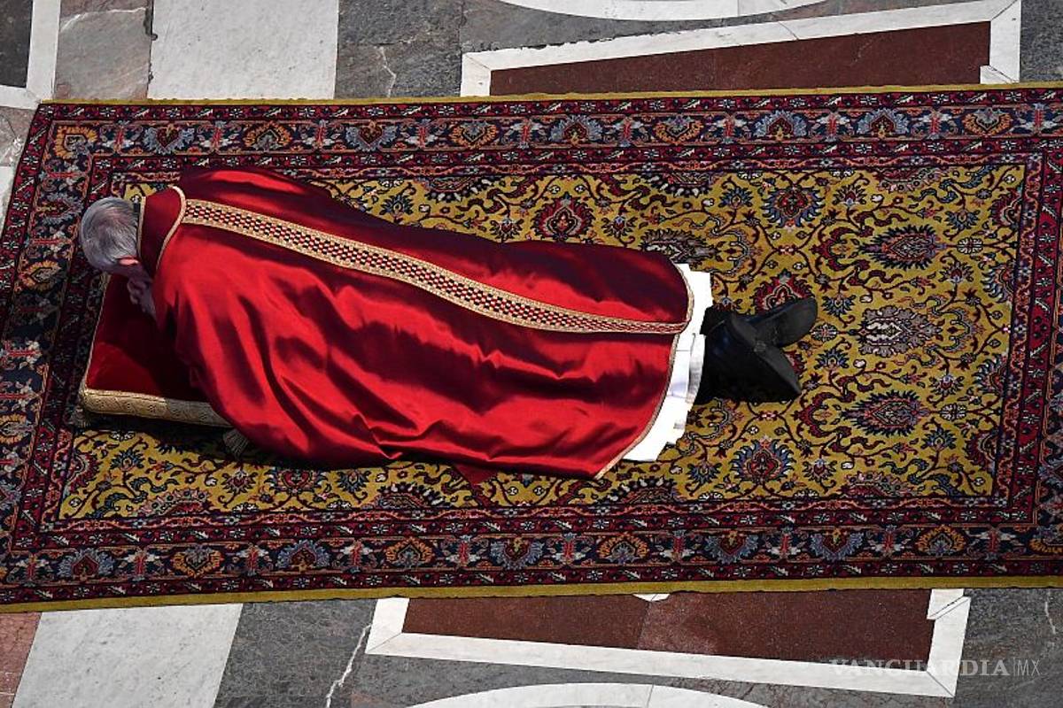 El Papa encabeza celebración del Viernes Santo en el Vaticano