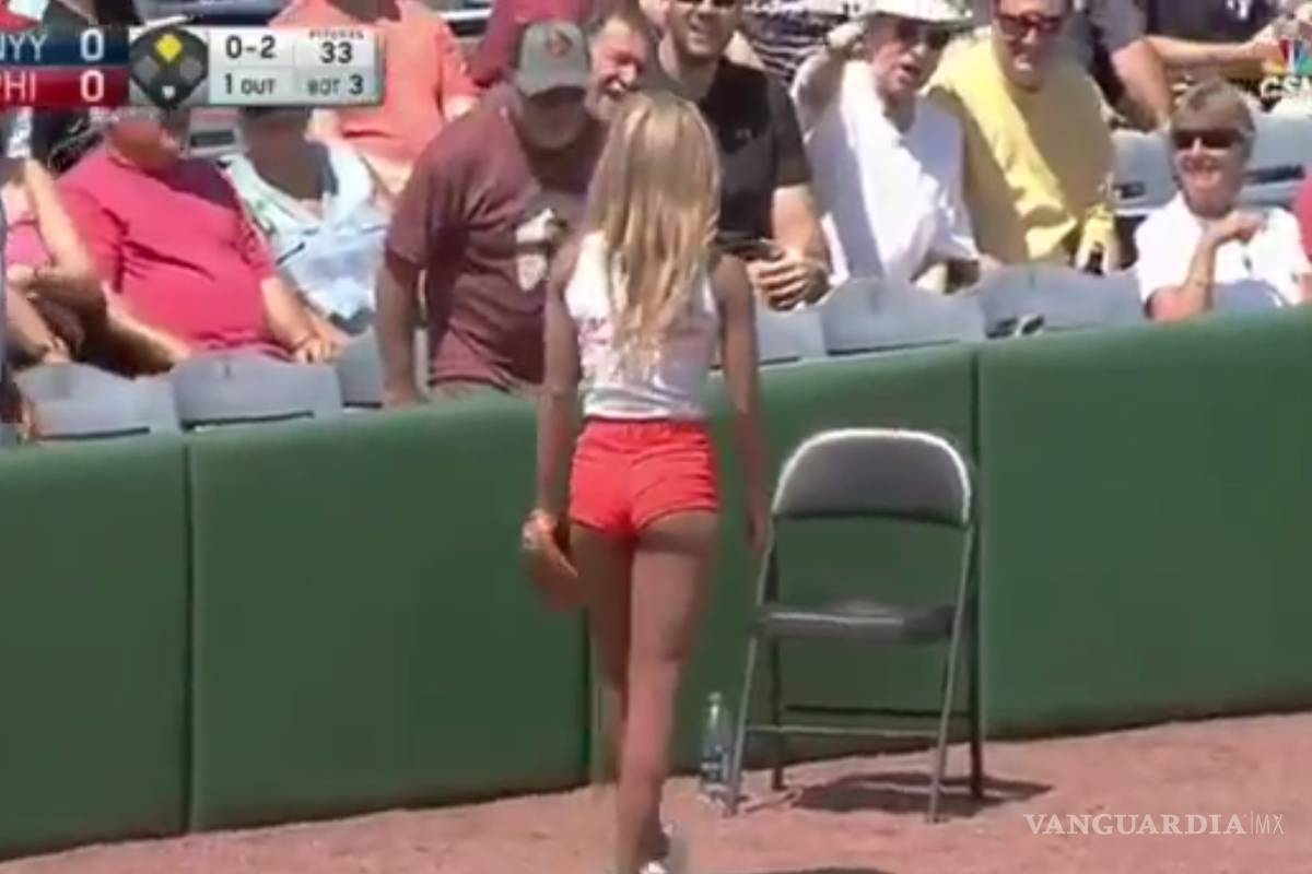 La recogepelotas más sexy causa sensación en el beisbol