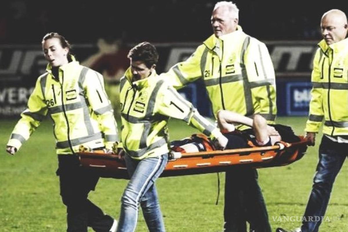 ¡Se encienden las alarmas! Hirving 'Chucky' Lozano sale en camilla en juego del PSV