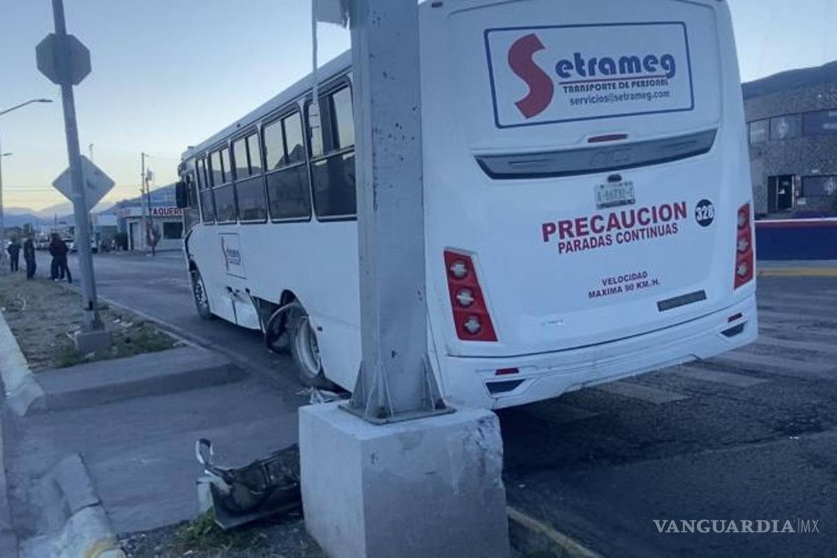 $!Agentes de Tránsito Municipal acudieron al lugar para coordinar el retiro del vehículo accidentado.