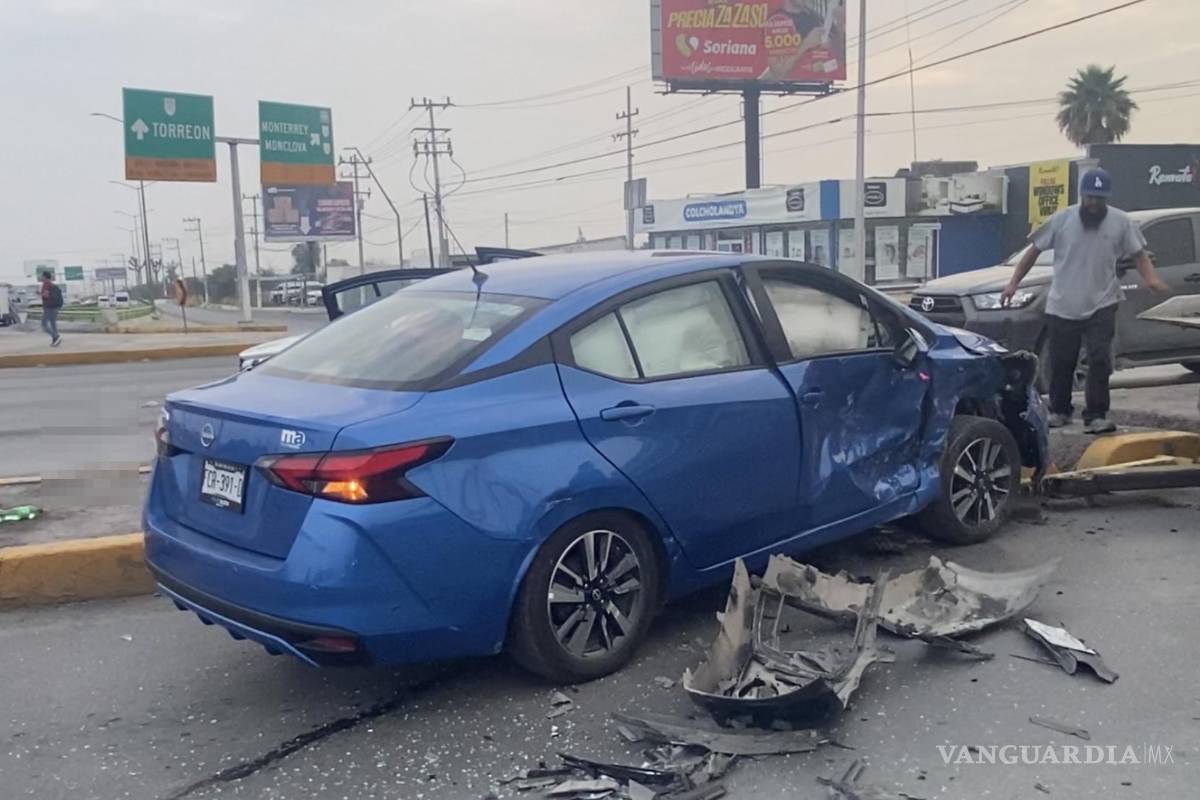 Dos accidentes casi simultáneos colapsan el tránsito; dejan daños y dos lesionados en Saltillo