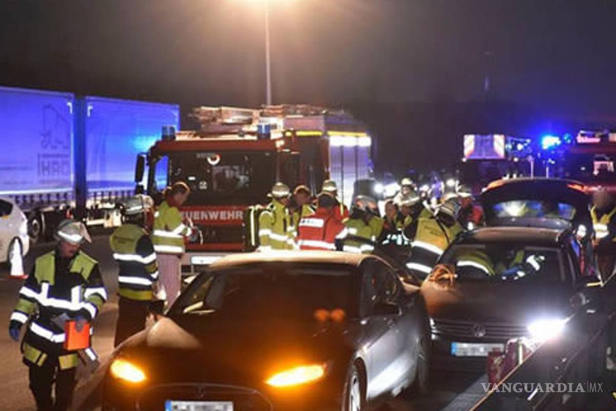 Choca su Tesla de millón y medio de pesos con tal de salvar la vida de un hombre