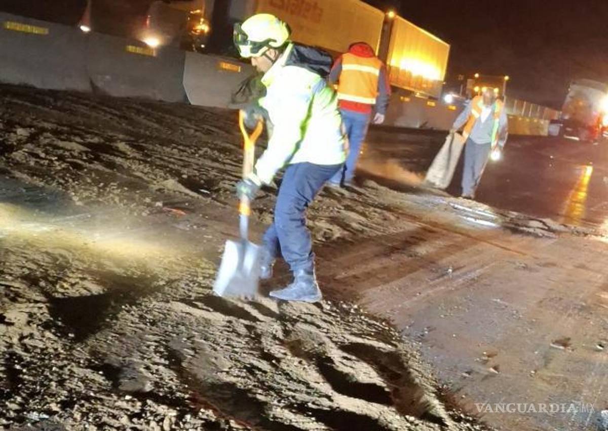 $!Las labores de limpieza se prolongaron hasta el amanecer, cuando finalmente se reabrió la circulación en ambos sentidos.