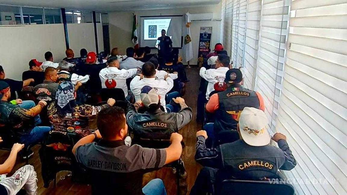 $!Los motociclistas que acuden al curso, reciben una importante capacitación sobre qué hacer y qué no al conducir.