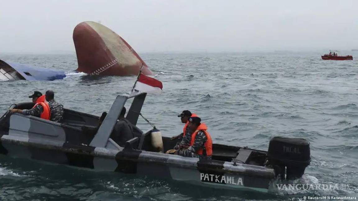 Barco se hunde en Indonesia: Hay 15 muertos