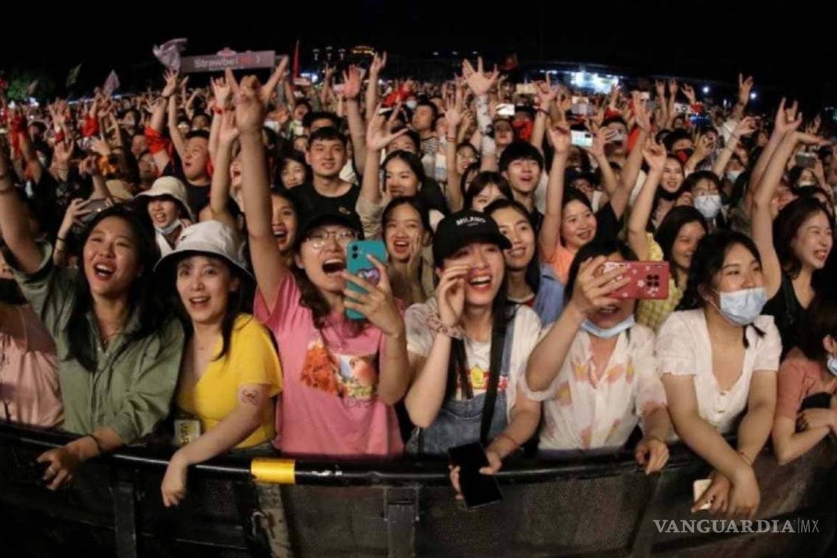 Wuhan, China, se olvida del COVID y el cubrebocas y vive multitudinario concierto