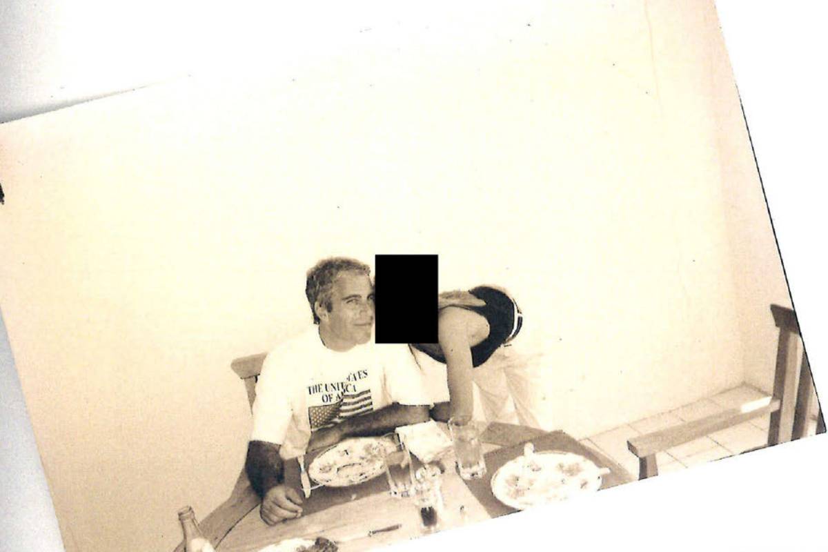 Destacan en el libro de Epstein los cuerpos de mujeres semidesnudas e imágenes de animales copulando