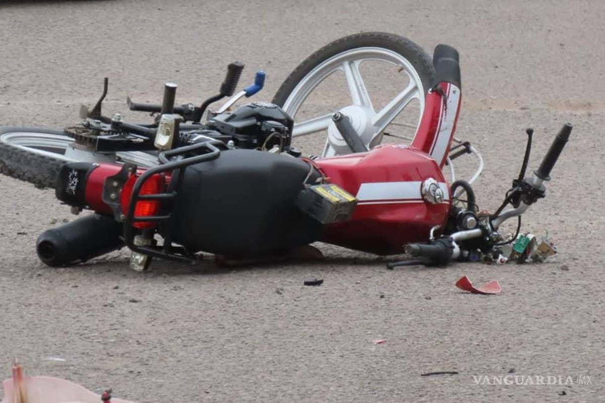 Menores en moto chocan contra una patrulla, en Sonora (video)