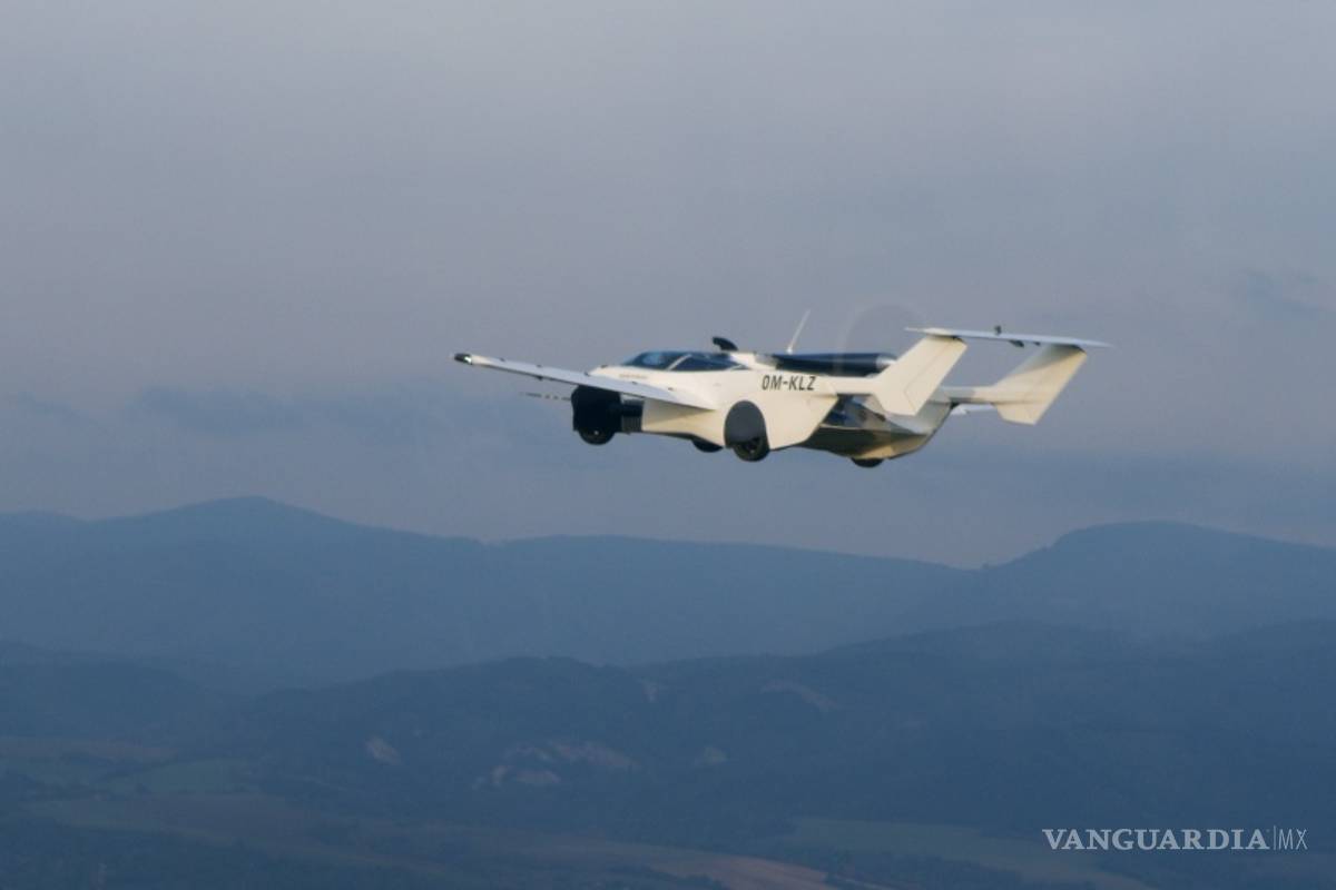 $!AirCar, primer vehículo volador en aterrizar en un aeropuerto de Eslovaquia
