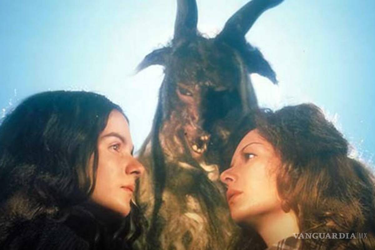 La actriz Tina Romero celebra con fans de ‘Alucarda’ los 4 años del Café Transilvania en Saltillo