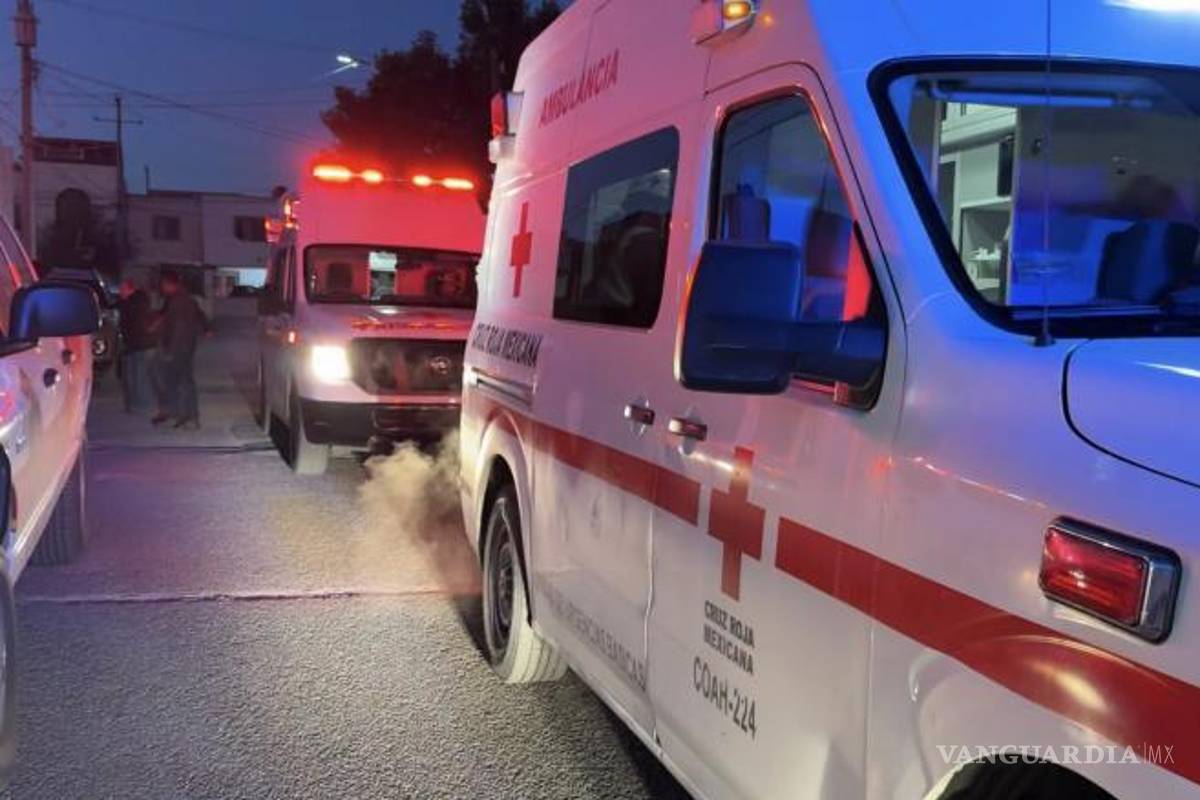 $!Personal de la Cruz Roja atendió a las jóvenes por intoxicación tras inhalar humo.