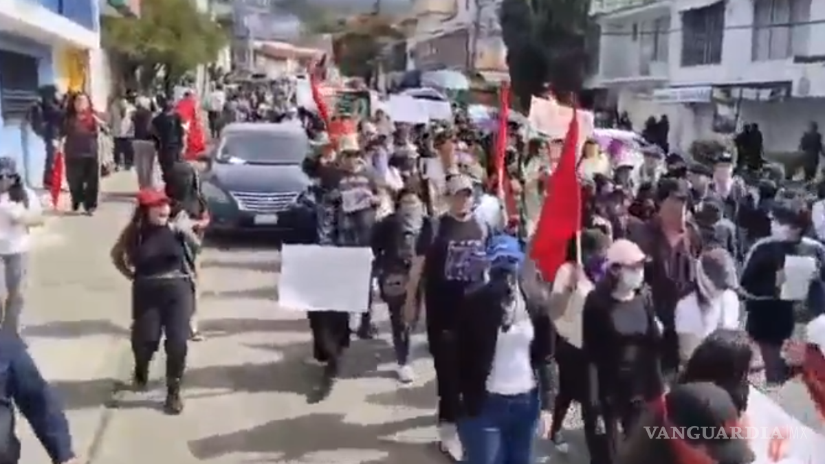Derriban cerco del Grito en Cuernavaca: Alumnos de la UAEM exigen justicia por el feminicidio de Claudia Tacoronte ¿Peligra el Grito?
