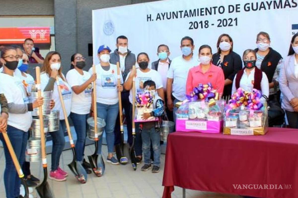 Regalan palas y cubetas a madres de desaparecidos en Sonora