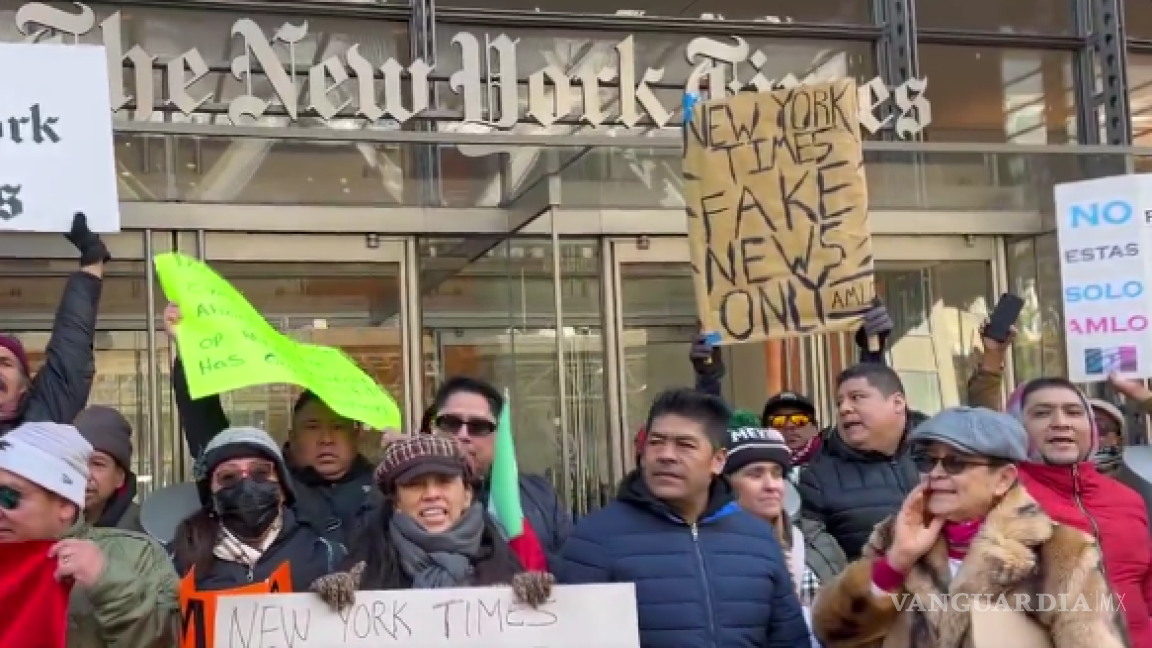 Simpatizantes de Morena protestaron frente a oficinas del NYT: ‘AMLO, no estás solo’