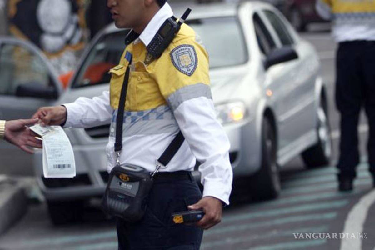 Las respuestas que, como conductor, nunca debes dar a un policía en México