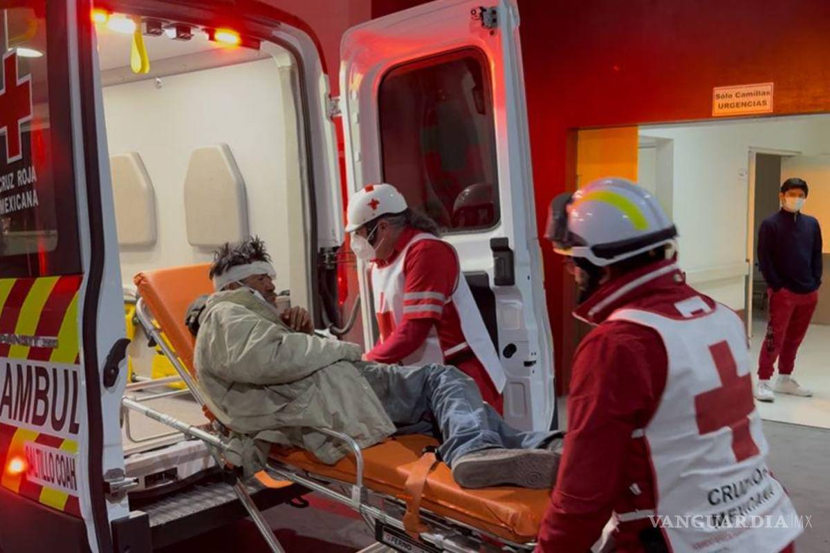 $!El hombre resultó con una lesión en la cabeza tras resbalar en una rampa ubicada sobre el periférico Luis Echeverría Álvarez.