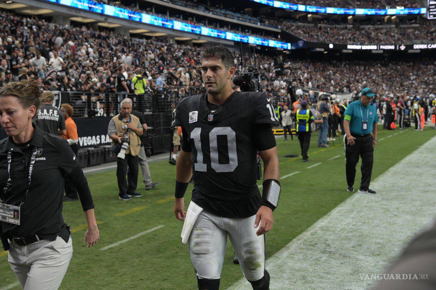 $!Garoppolo fue llevado a un hospital local para revisarse y descartar una gravedad en sus lesiones.