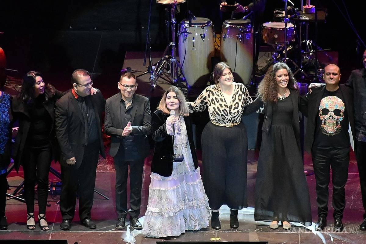 $!La cantante peruana Tania Libertad (c) realizó un homenaje al compositor Armando Manzanero en la clausura de la 49 edición del Festival Internacional Cervantino 2021, en la ciudad de Guanajuato, México. EFE/Luis Ramírez