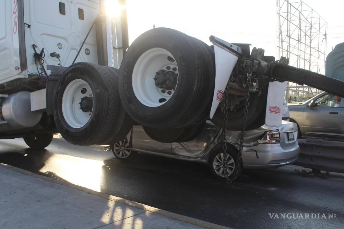 Tráiler se impacta contra auto y provocan caos vial, en Saltillo