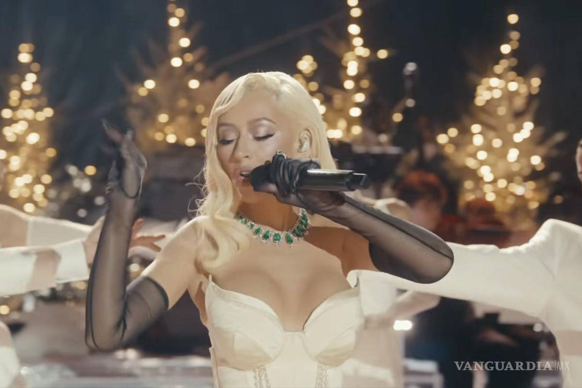 Quiere ser la ‘Reina de la Navidad’: Christina Aguilera estrena canción y video navideños grabados en París