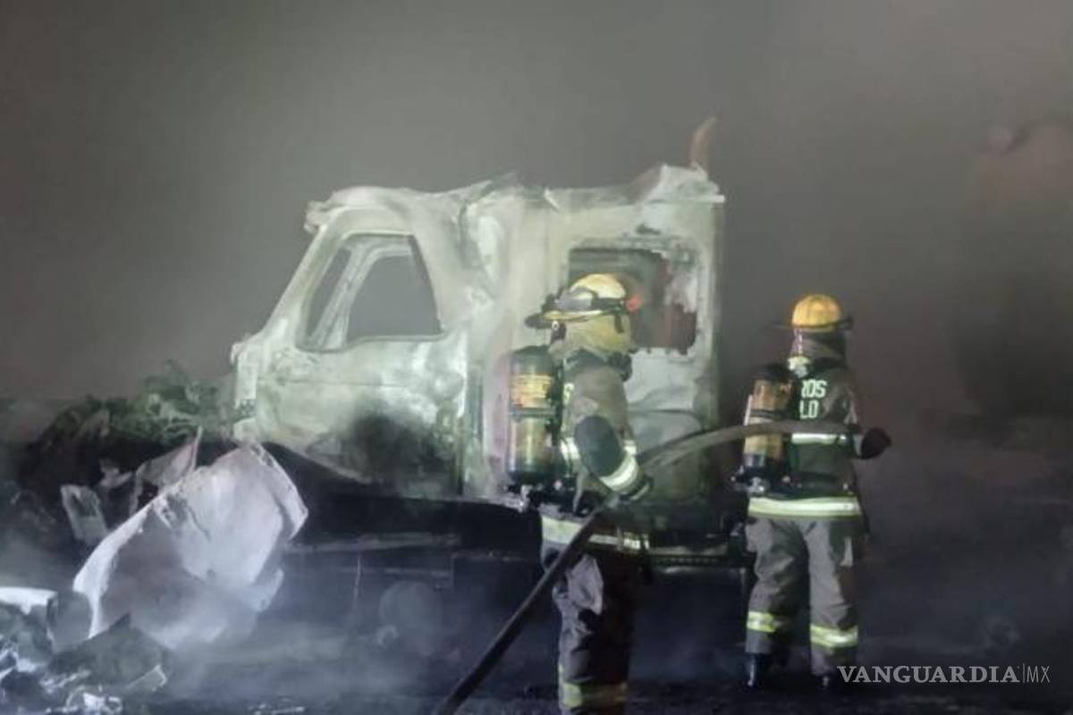 $!La pipa que transportaba melaza quedó parcialmente dañada tras el accidente, mientras que el conductor del auto compacto fue consumido por el fuego.