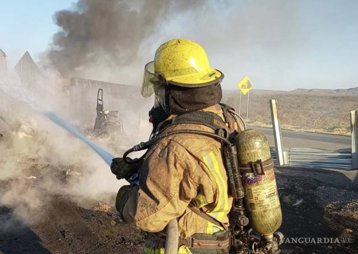 $!Bomberos de Saltillo sofocan las llamas tras el incendio de dos tractocamiones en la vía de Torreón a Saltillo.