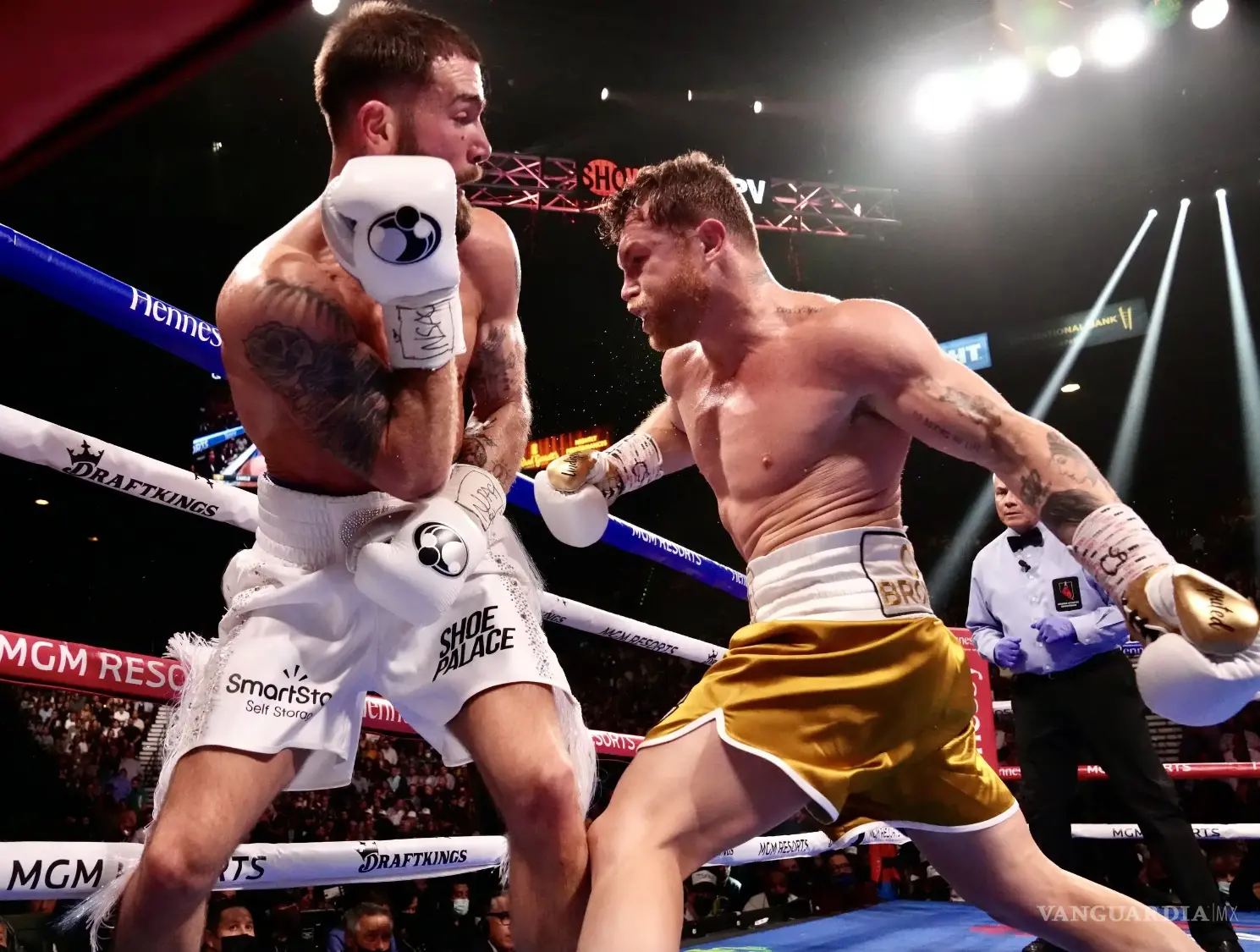 $!Canelo hizo historia al derrotar a Caleb Plant y convertirse en el primer campeón indiscutido de peso supermediano.