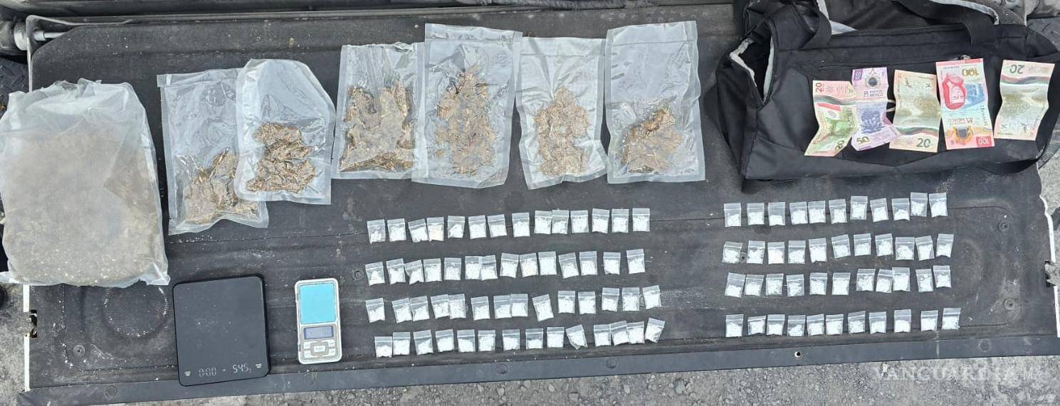 Por discutir en la vía pública los detienen con más de 100 dosis de cristal, en Nuevo León