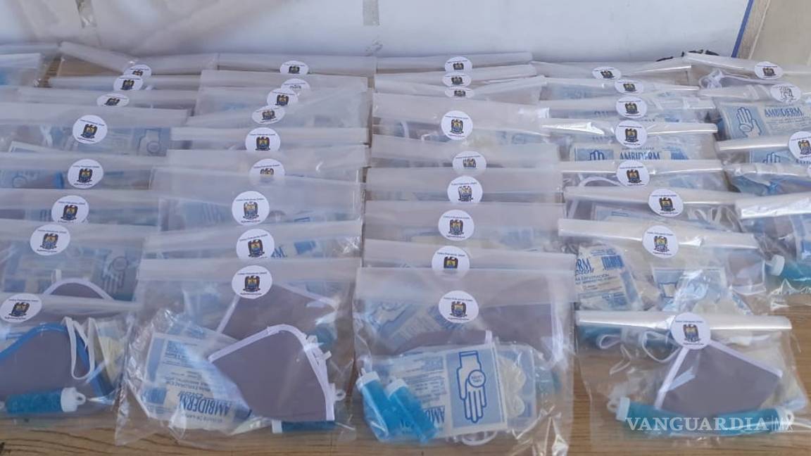 $!Entrega UAdeC despensas, gel antibacterial y cubrebocas a población vulnerable