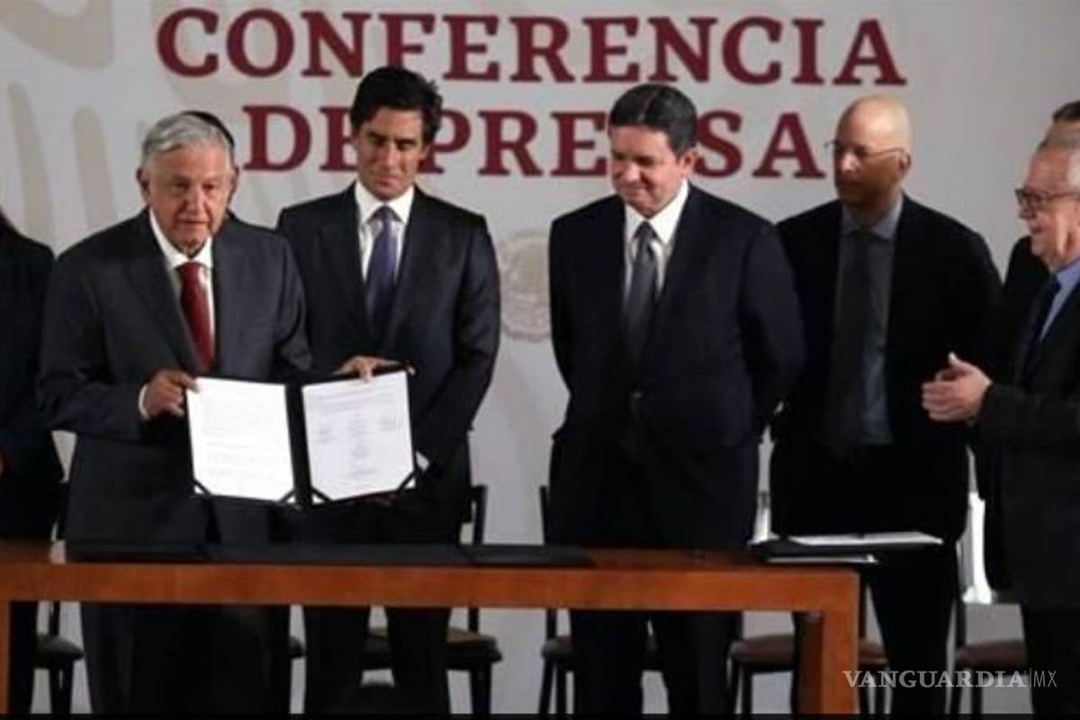 Firma AMLO acuerdo para fondo de 8 mil millones de dólares para Pemex, a fin de refinanciar deuda