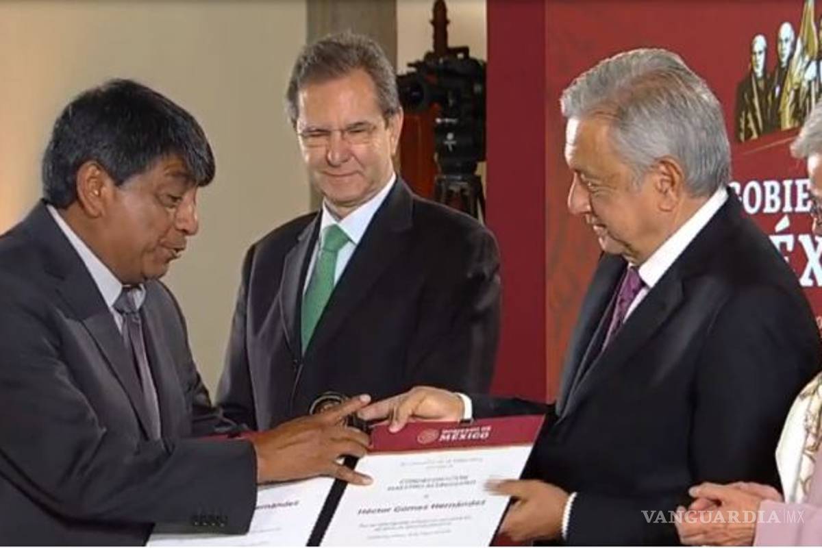 AMLO entrega reconocimiento Othón Salazar Ramírez a los profesores mexicanos