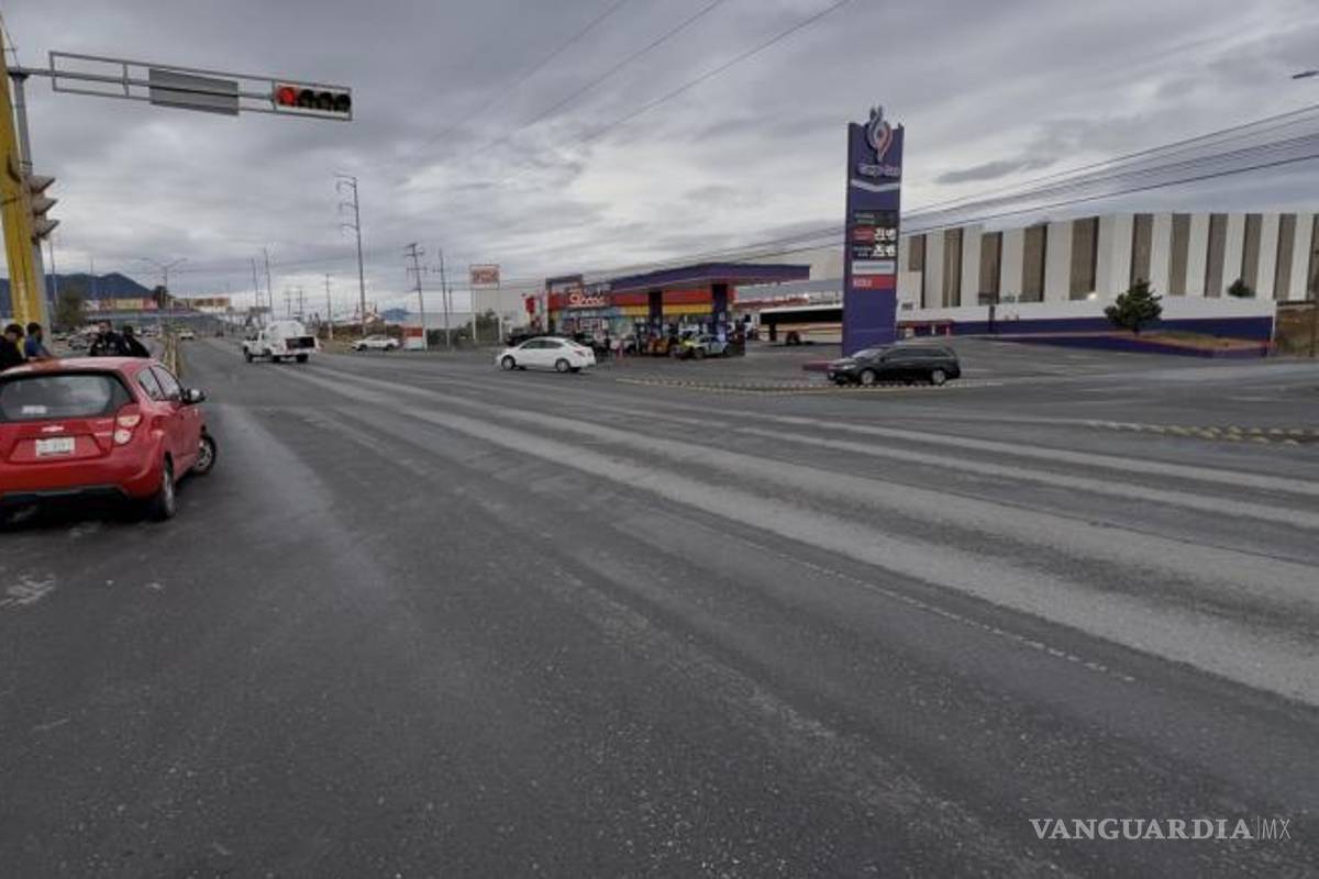 $!El cruce donde ocurrió el choque permaneció resguardado mientras las autoridades recababan información y revisaban cámaras de seguridad.