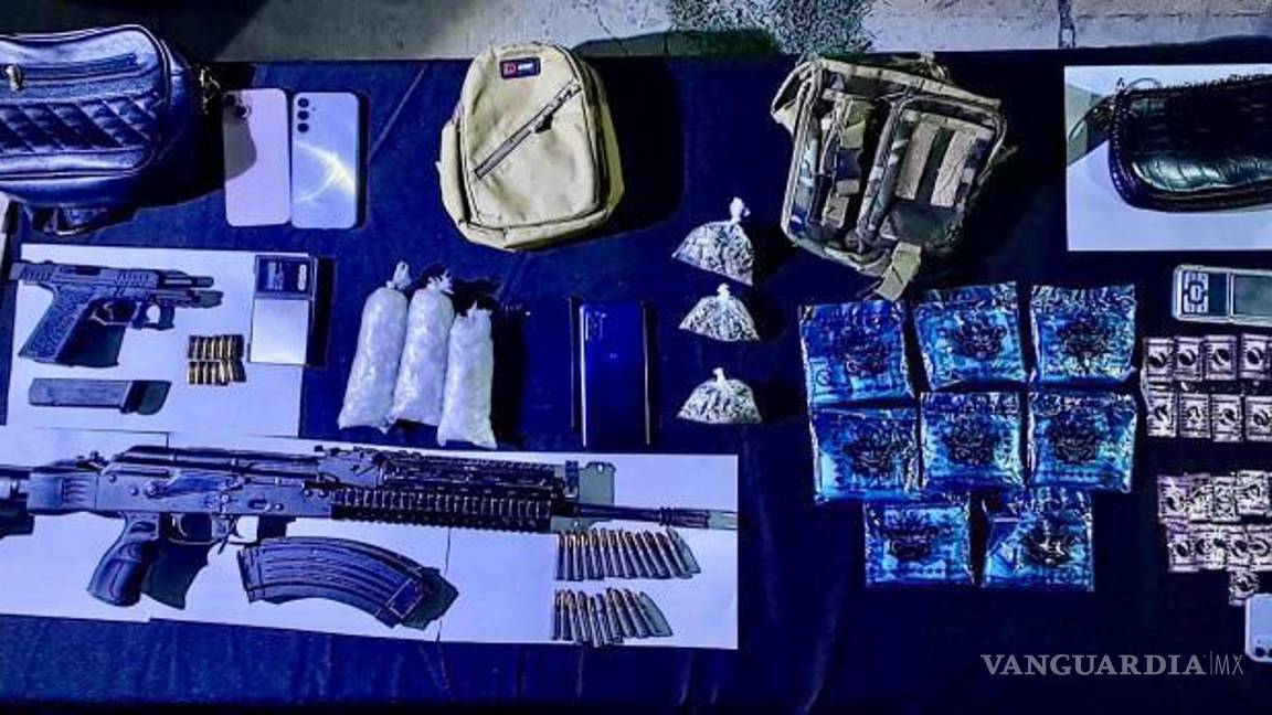 $!Nuevo León: Iban en compañía de cinco menores y aun así llevaban drogas y armas en su unidad