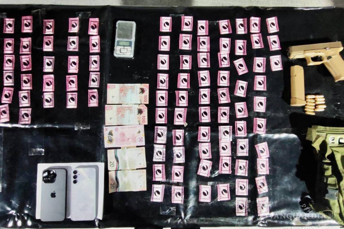 Detienen a hombre en auto con placas de Coahuila, en posesión de drogas y un arma en Nuevo León