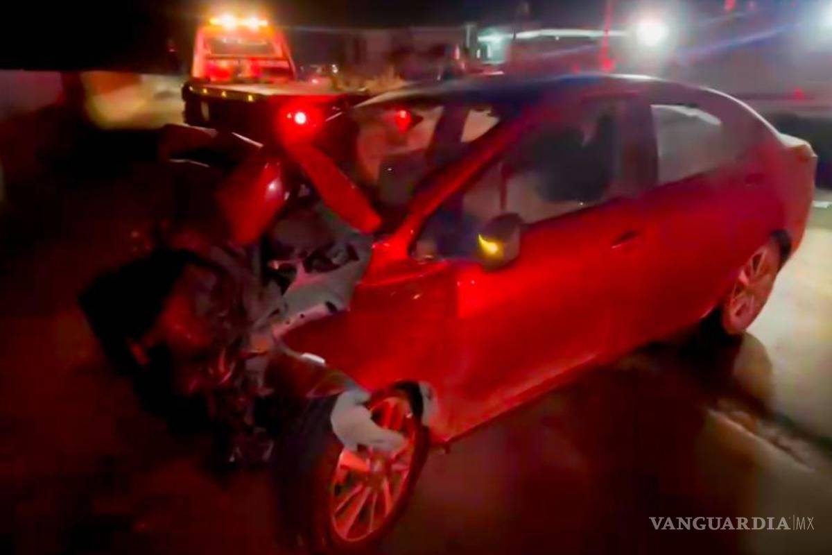 $!El Nissan Versa responsable del choque quedó con el frente totalmente destrozado.