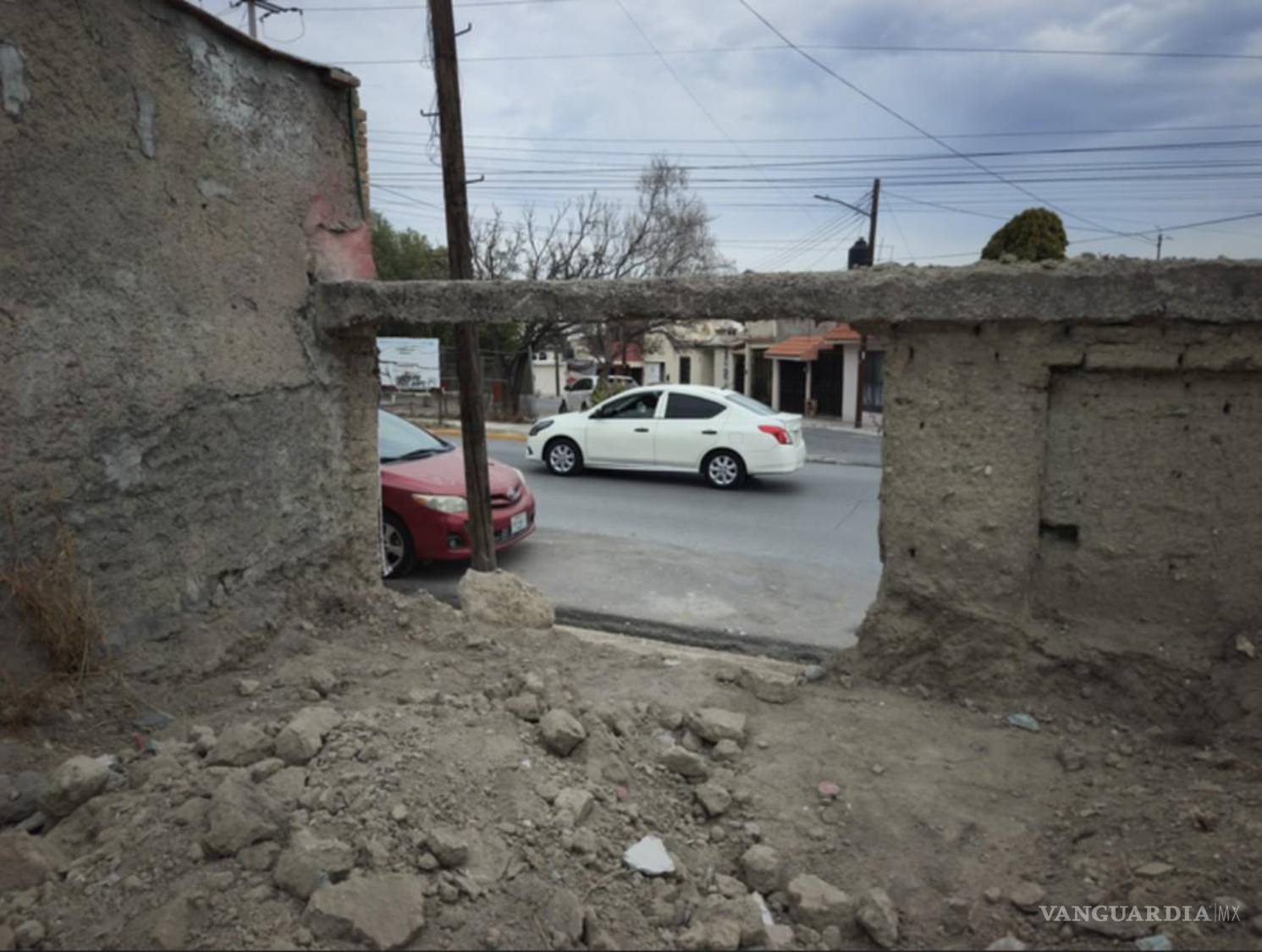 $!El boquete en la barda permitió el ingreso de equipo especializado para colocar la estructura metálica en cuestión de minutos.