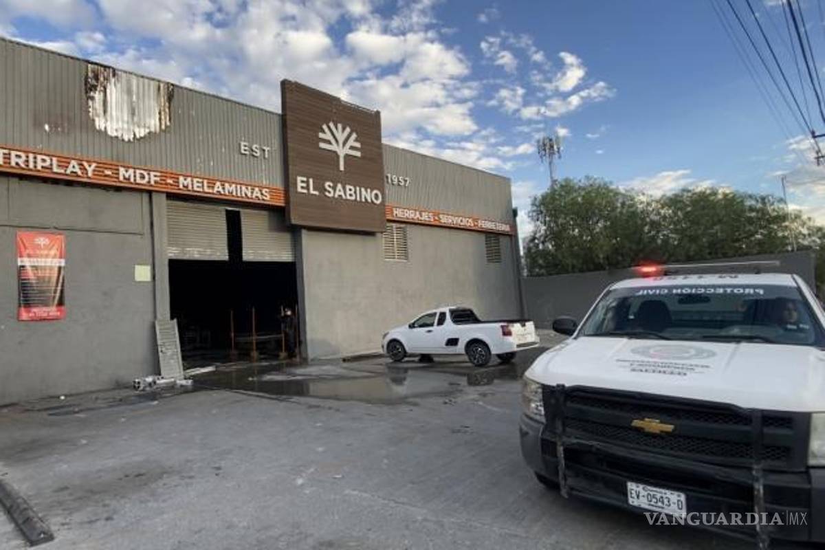 $!Pese a la magnitud del incendio, la rápida acción de los cuerpos de emergencia evitó que las llamas se propagaran al área de almacenamiento de madera.