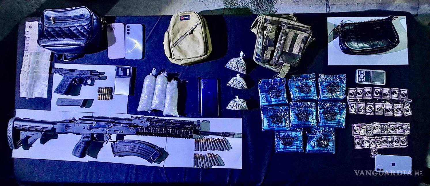 Nuevo León: Iban en compañía de cinco menores y aun así llevaban drogas y armas en su unidad