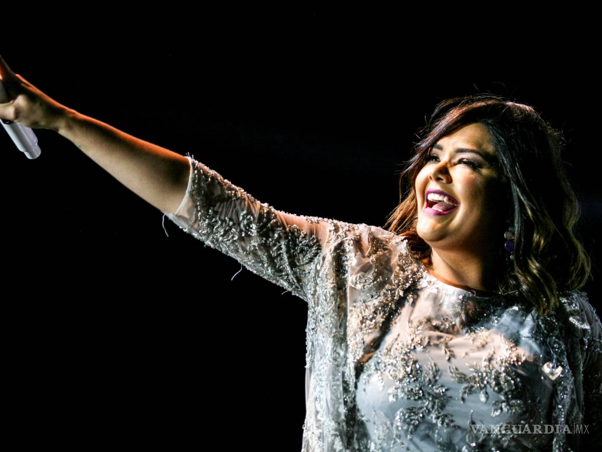 $!Yuridia enamora con su voz, pero no llena auditorio