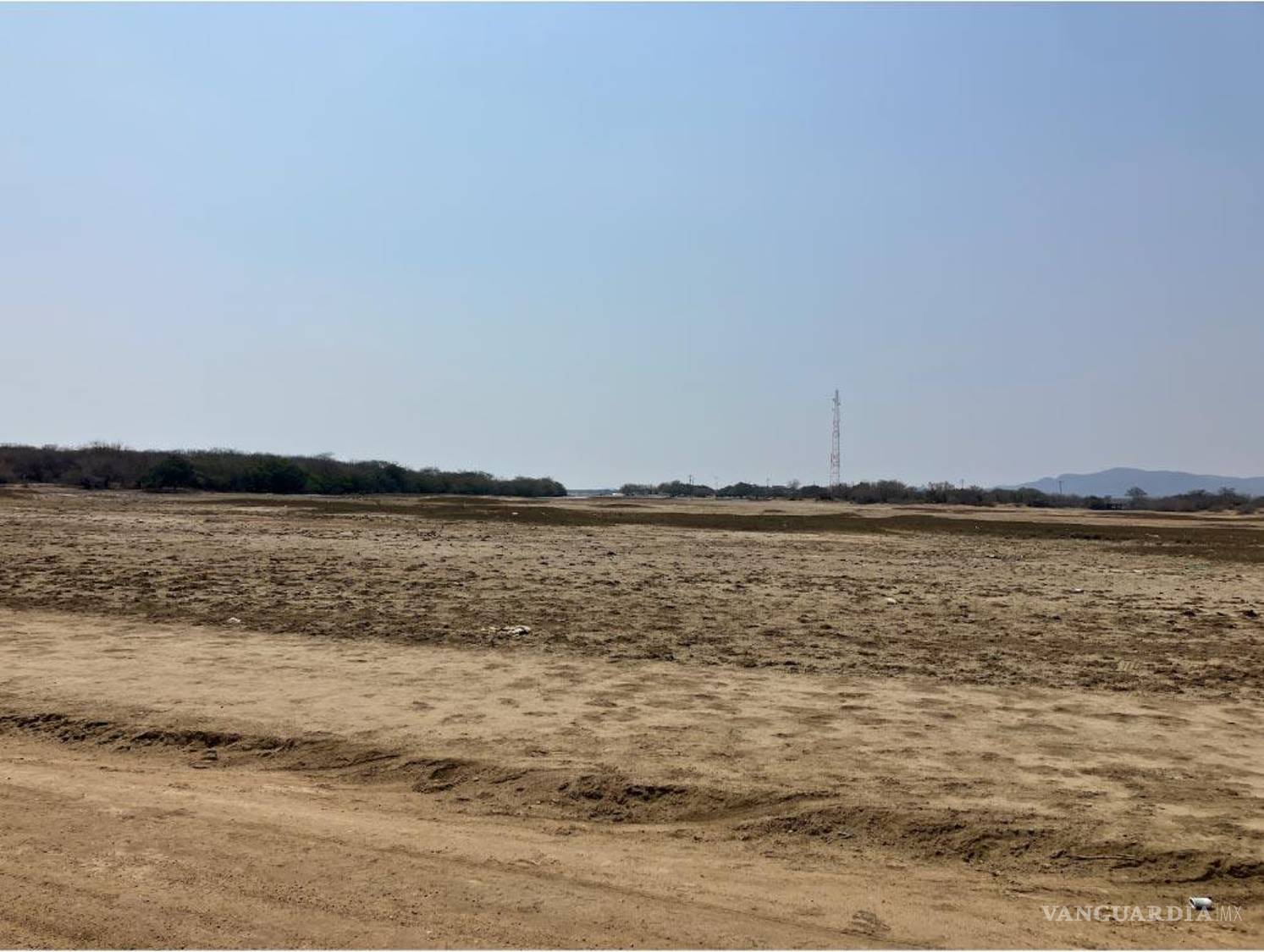 $!Pobladores de San Dionisio del Mar indicaron que la obra de desazolve no se ejecutó porque la comunidad se opuso a ella. El proyecto se había asignado a una EFOS. Fotografía: Diana Manzo