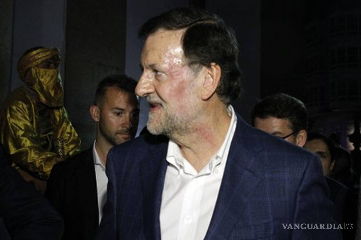 Mariano Rajoy recibe puñetazo en la cara durante acto electoral (video)