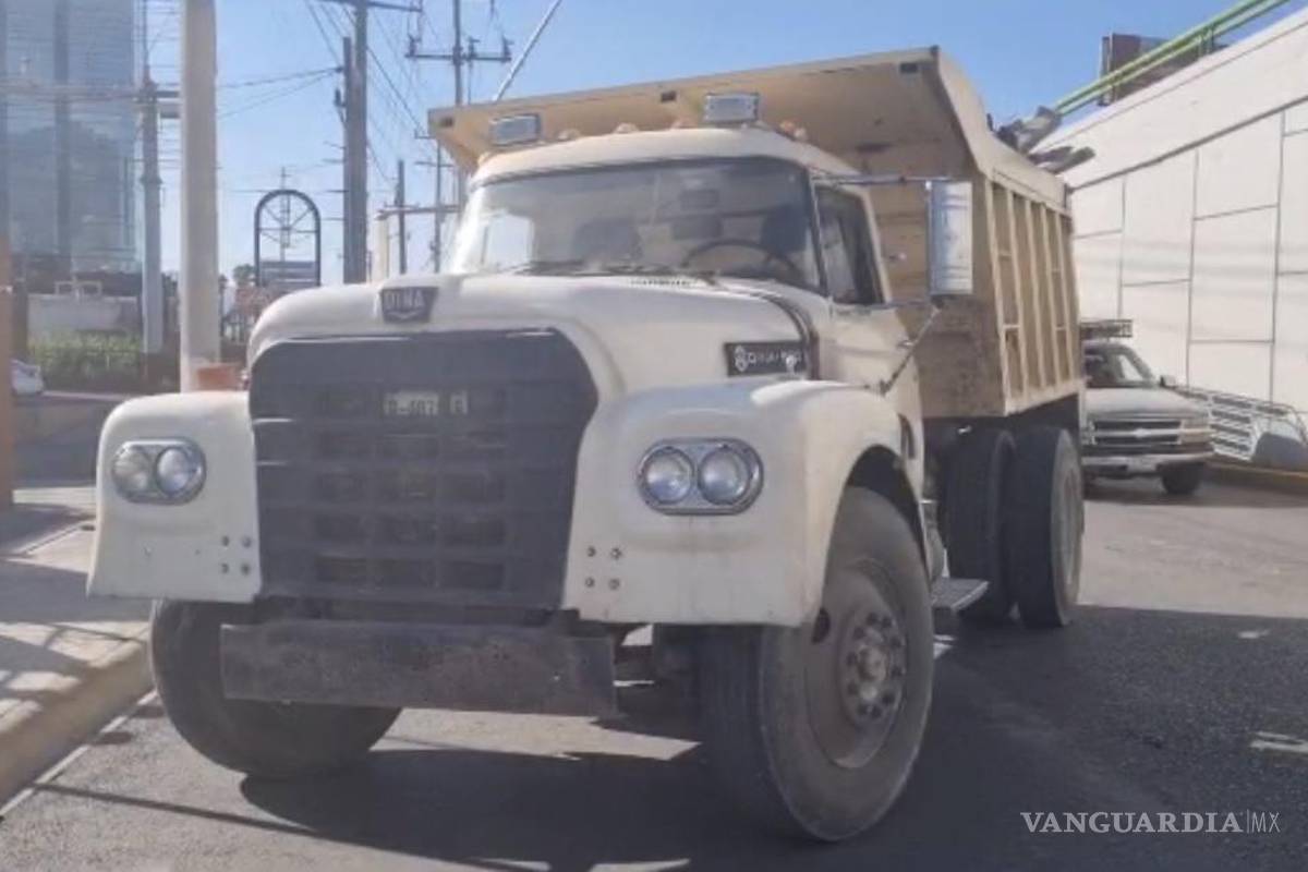 Camión de materiales derriba a motociclista en periférico LEA de Saltillo