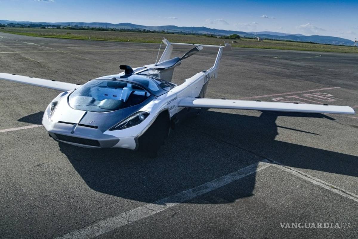 $!AirCar, primer vehículo volador en aterrizar en un aeropuerto de Eslovaquia