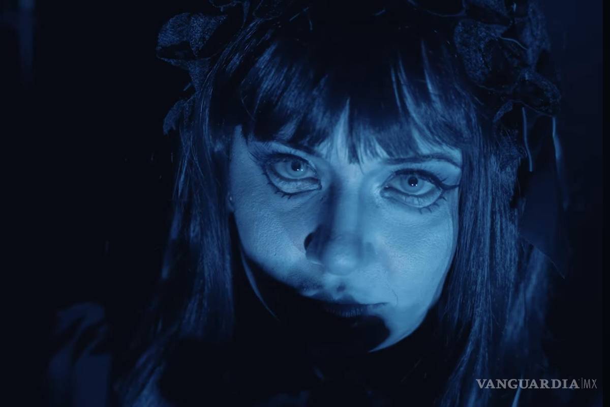 $!Cantante estrena video musical grabado en el Museo de la Muñeca de Saltillo