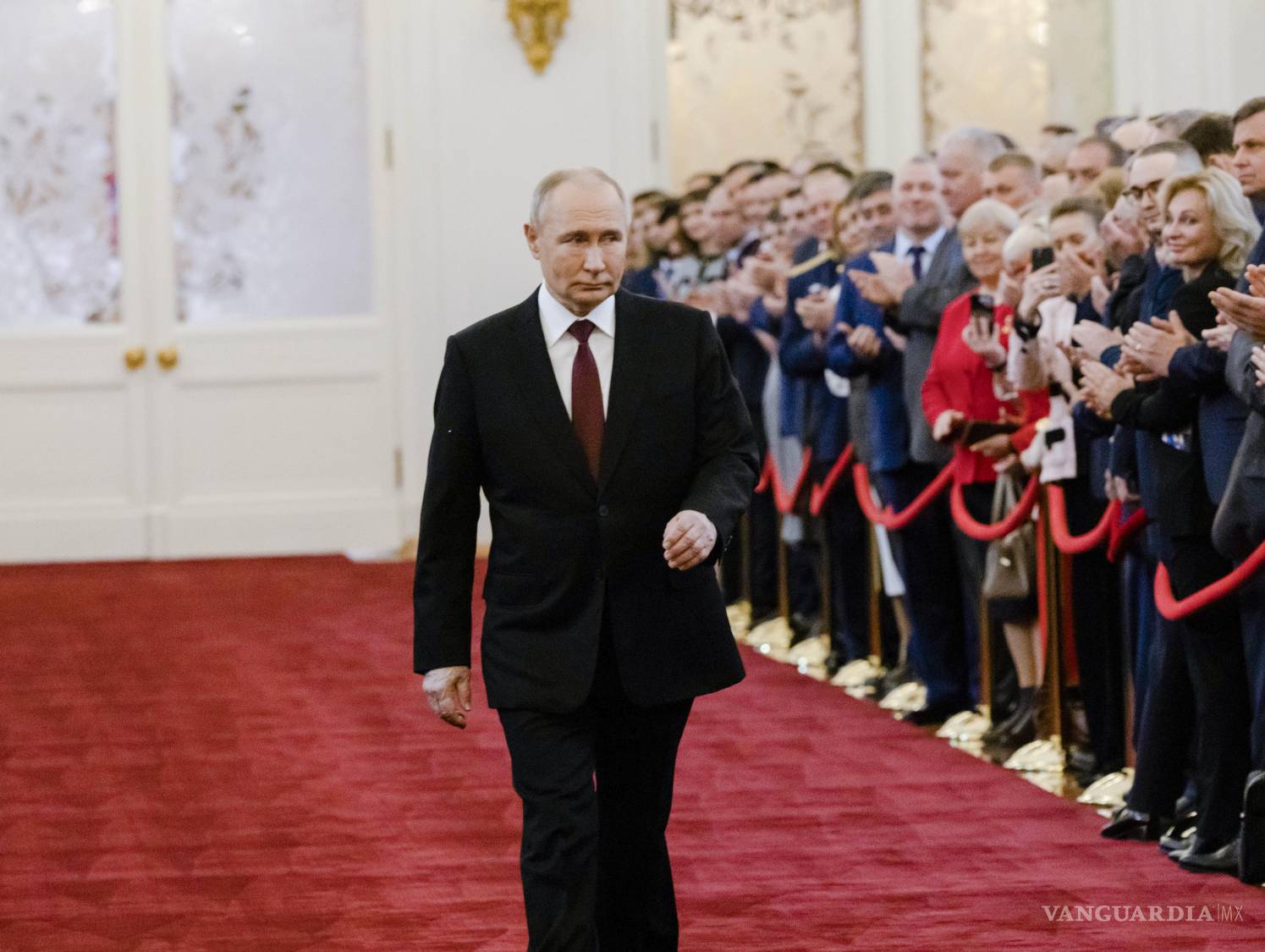 $!A pesar del aislamiento internacional, el presidente Putin mantiene su obstinación por la guerra, una postura que, según economistas, pone en peligro el futuro de Rusia al agotar sus fondos de reserva y frenar la innovación tecnológica.