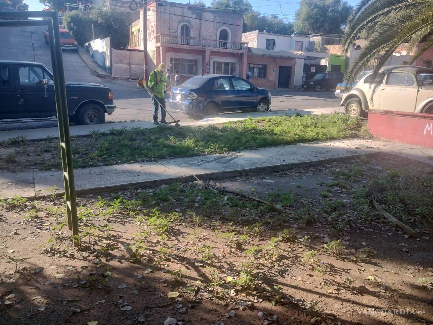 $!Los trabajadores realizaron reparaciones en las estructuras de juegos infantiles deterioradas en la plaza del Ojo de Agua, como parte de un esfuerzo para revitalizar el área.