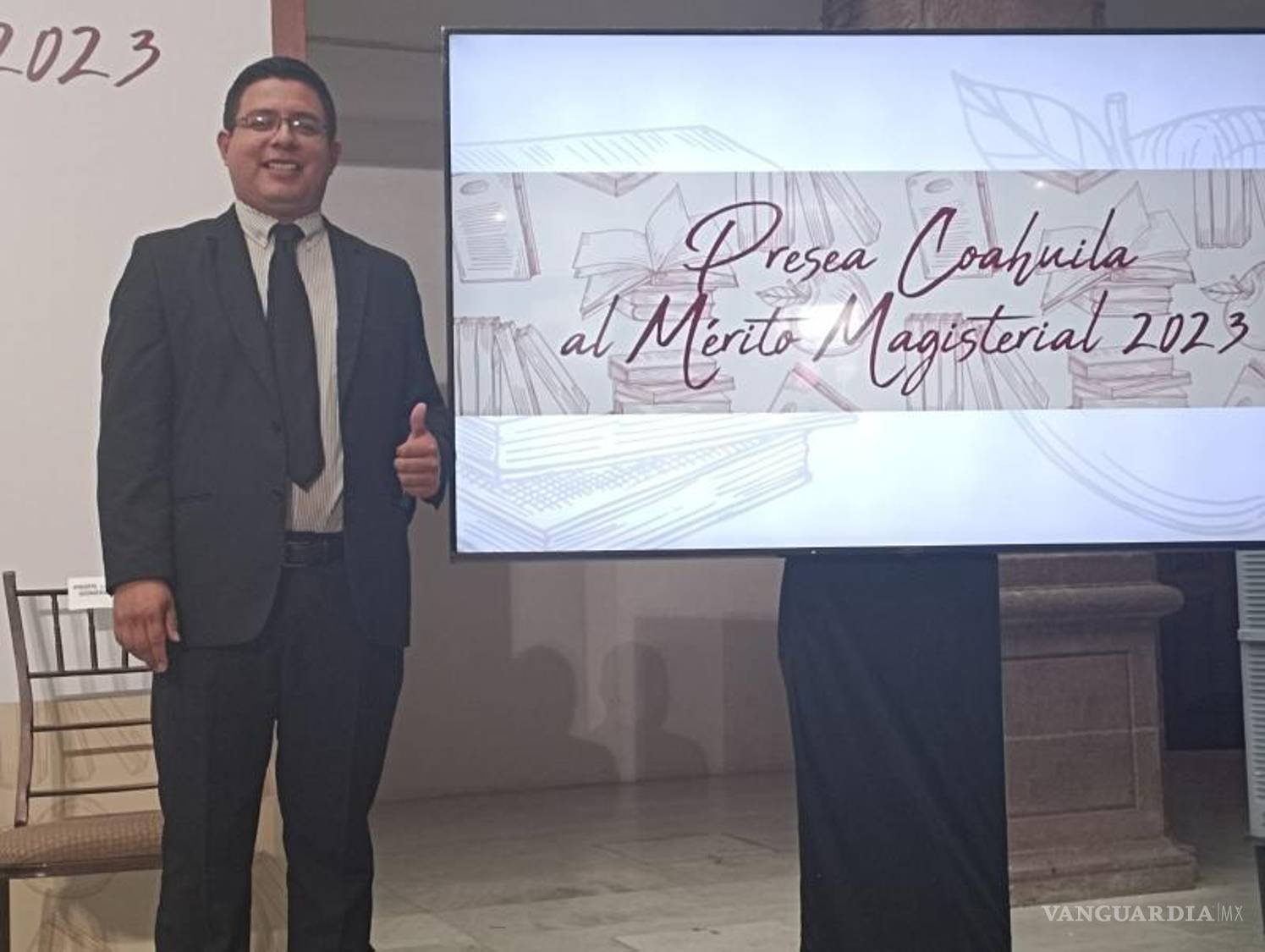 $!Leonel Irán González Leyva, docente de artes en el Jardín de Niños “Ramón Ortiz Villalobos”.