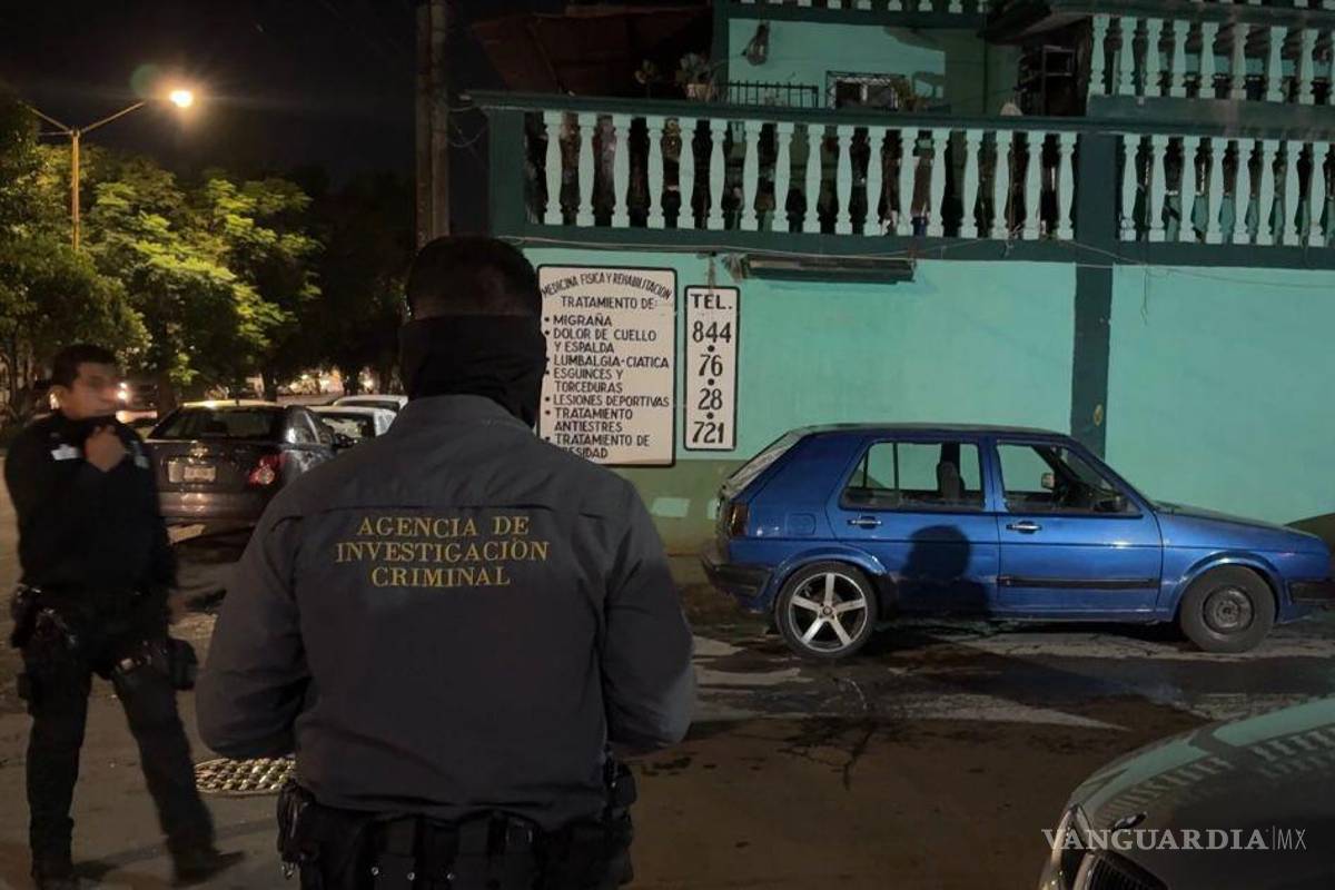 $!La vivienda ubicada en la calle María Herrera, esquina con bulevar Solidaridad, quedó acordonada.