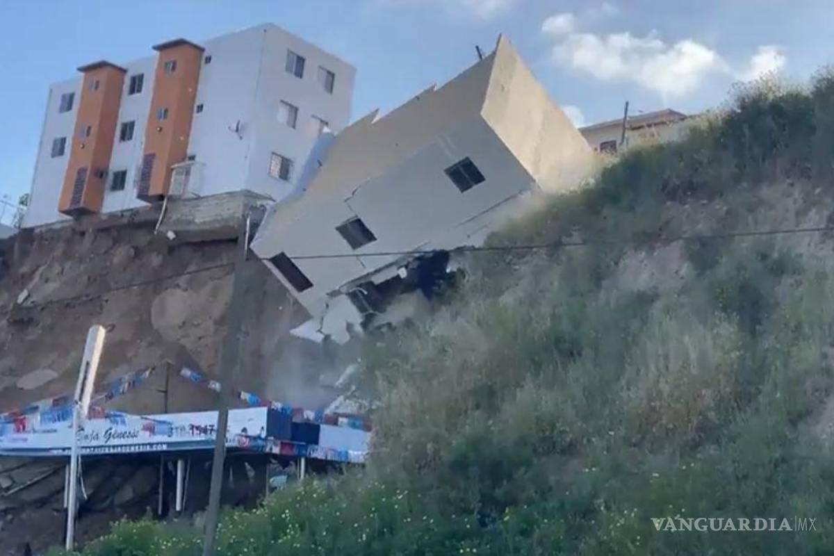 Colapsan edificios construidos al lado de un barranco en Tijuana (videos)