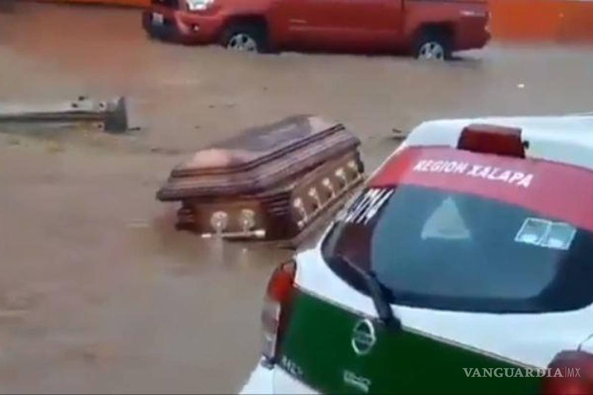 Flotan ataúdes en calles de Xalapa, Veracruz tras paso de Grace